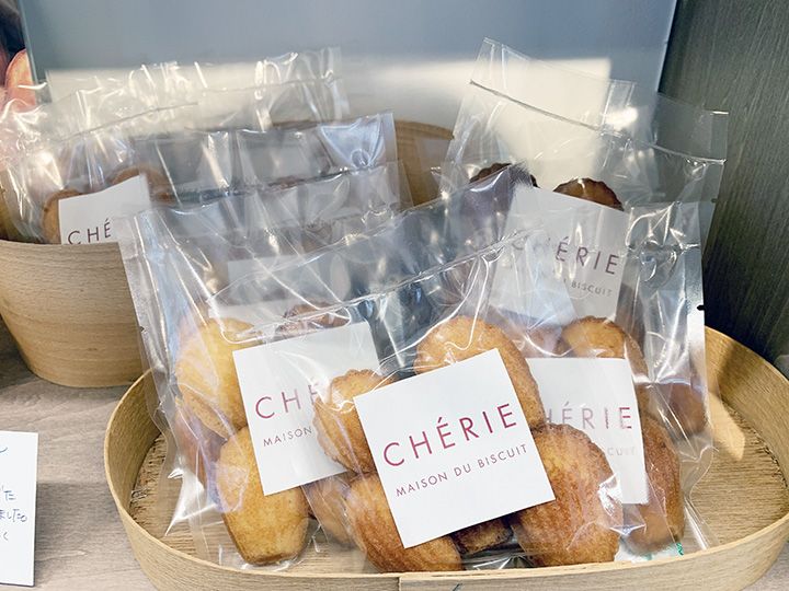 予約なしでも購入できる焼き菓子が店頭に並ぶことも。ミニマドレーヌ5個 ¥400