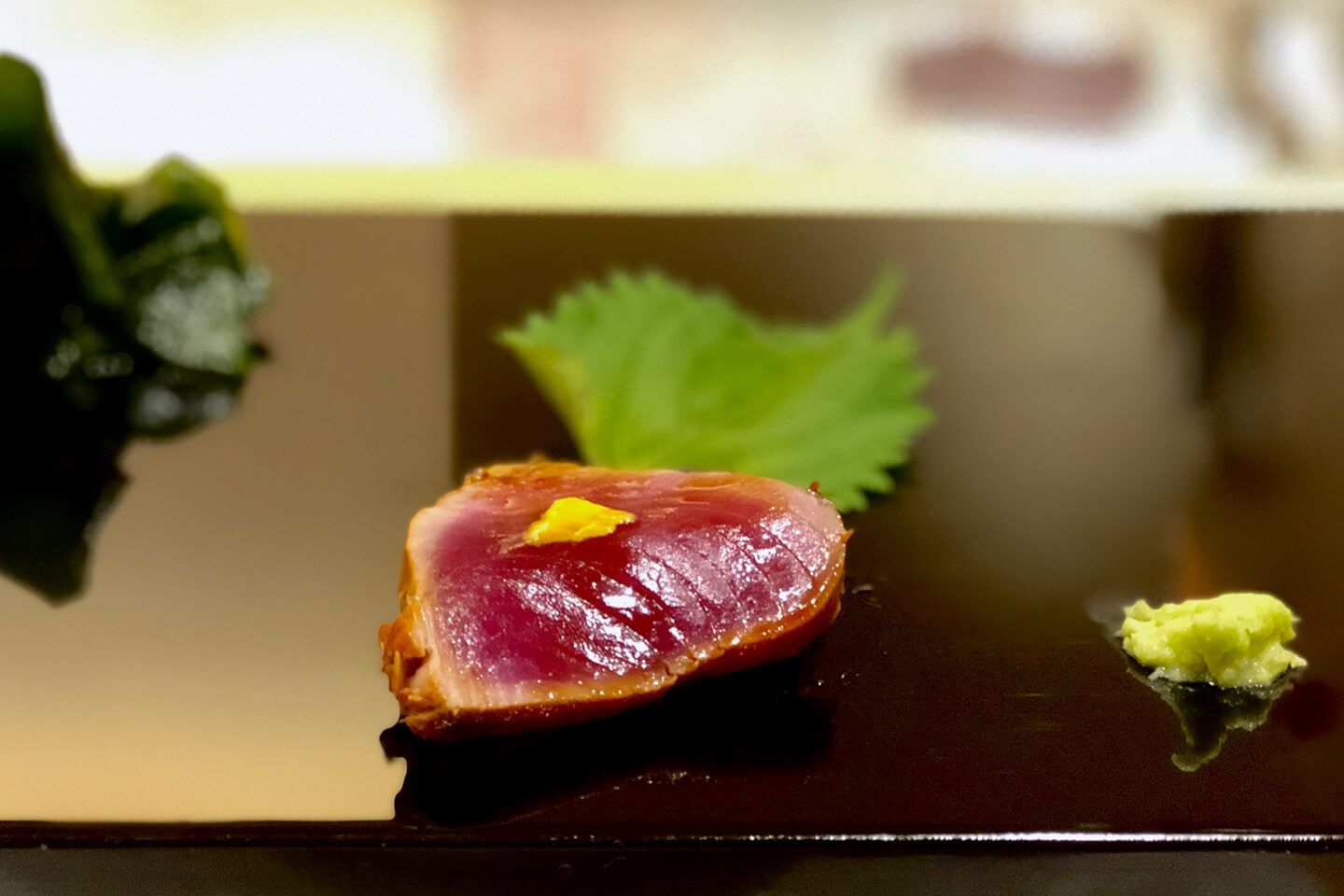 カツオの燻製は色のコントラストも鮮やか。