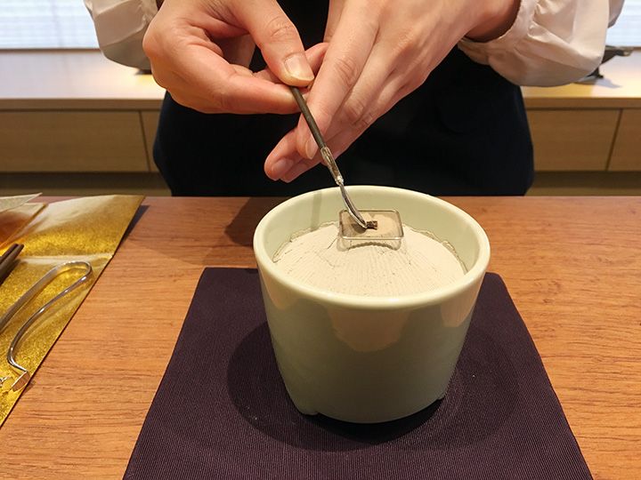 灰の山に銀葉を置き、小さく割った香木を銀葉の中央に乗せる
