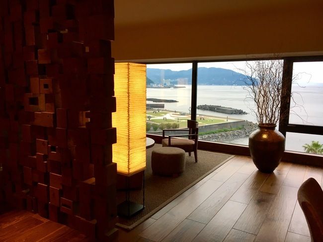 客室は、船旅で使われた舵や櫂をモチーフとしたアートワークでデザインされている。
