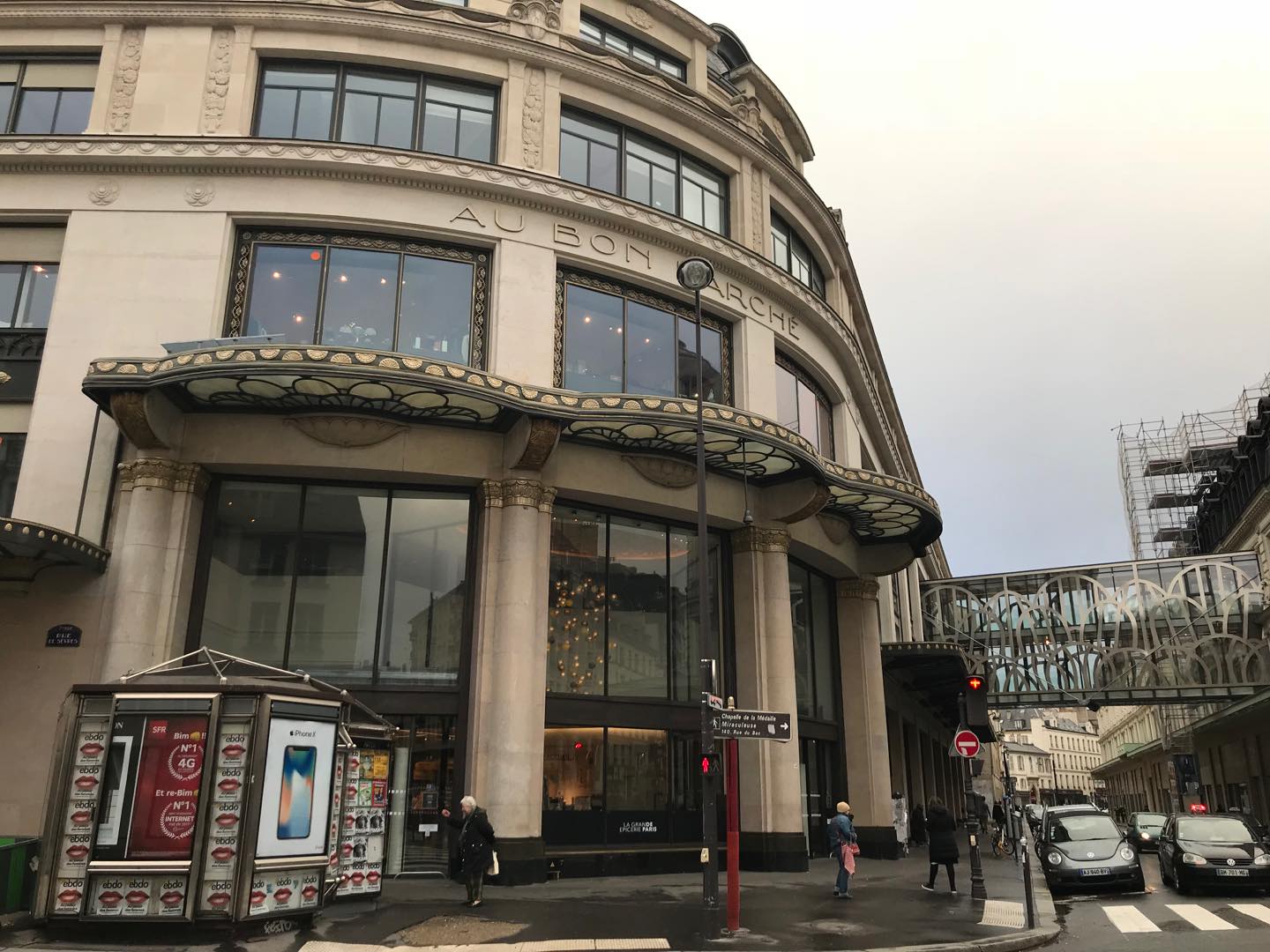 日曜朝10時から開店の「ラ・グランド・エピスリー・ド・パリ」です。2号店が16区にありますが、16区は観光地区に指定されていないので日曜定休です(撮影/2018年1月末)。