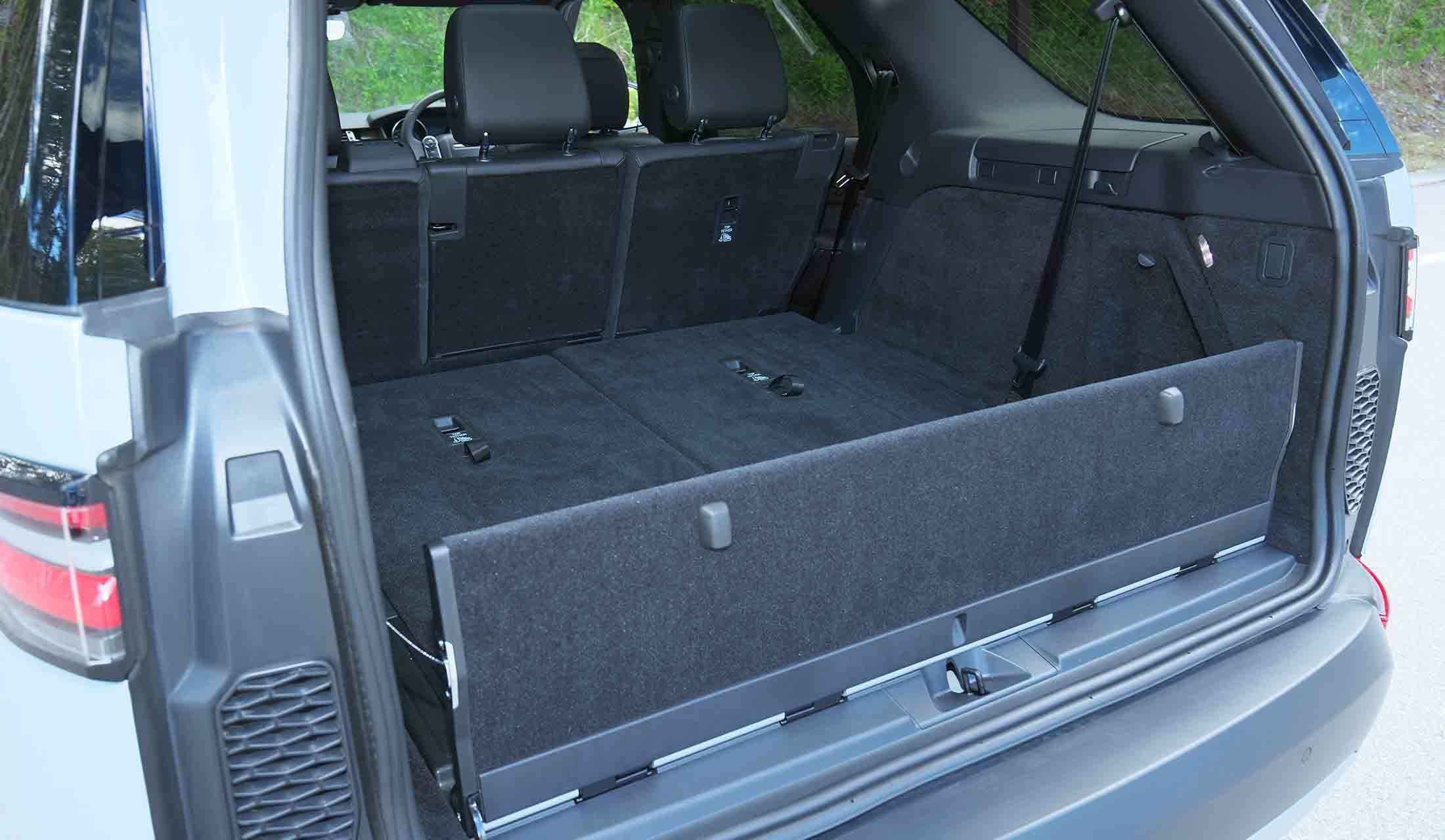 ディスカバリーは荷室をしっかりと使うことを前提としている。開口部のへりにつくパネルは電動式で、写真のように立てれば積載物のあふれ防止柵となり、手前に倒すとベンチ代わりにもなる。