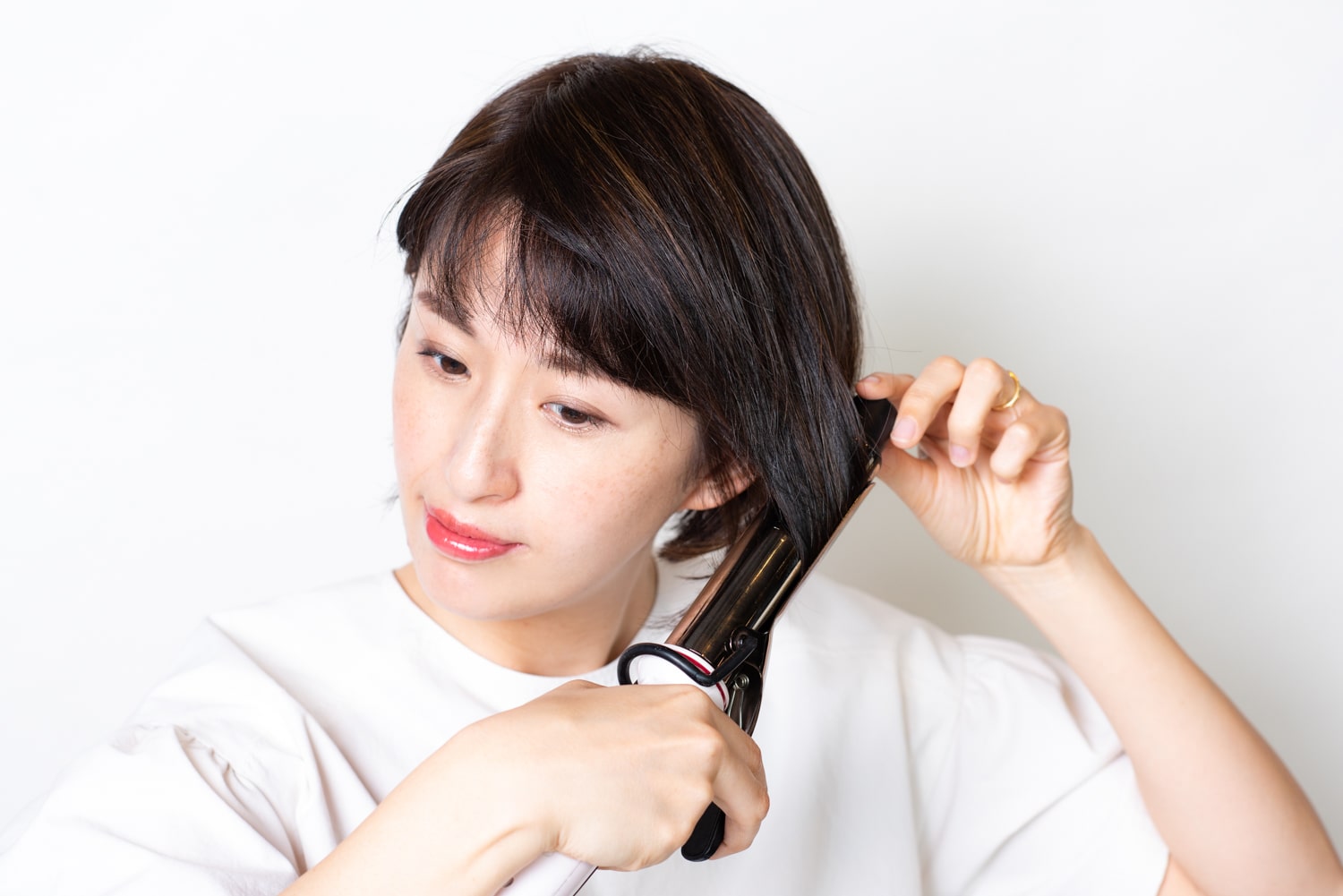 太めのヘアアイロンで、毛先にワンカールをつける。