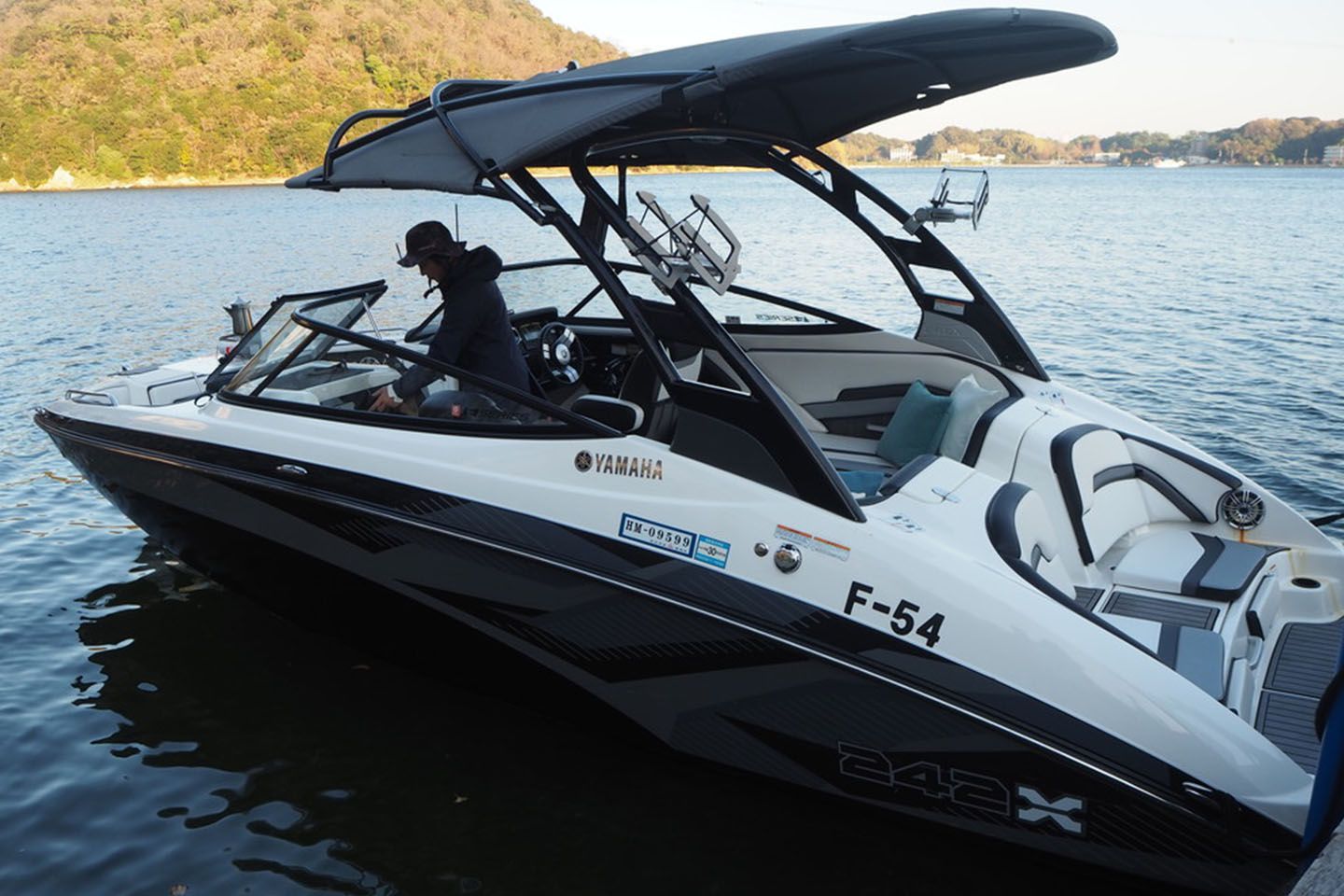 同じ浜松市に本社のあるヤマハのクルーザー「242X E-SERIES」で出航です。
