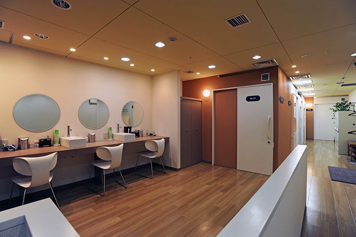 シャワールームとパウダールームも設置された、関西国際空港「KIX AIRPORT LOUNGE」