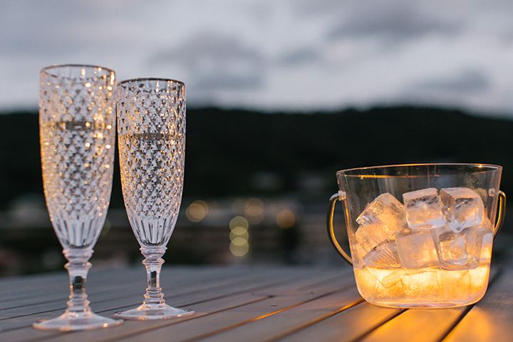 気候のいい時期は、ルーフトップで夕景を楽しみながらドリンクもいただける