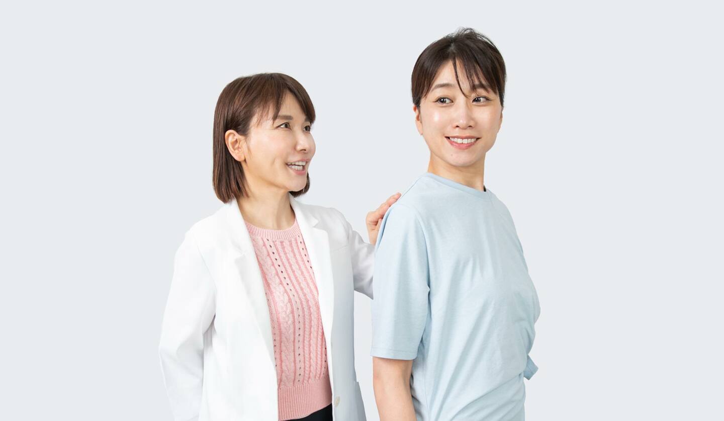 並んでいる二人の女性　ストレッチの指導をしている