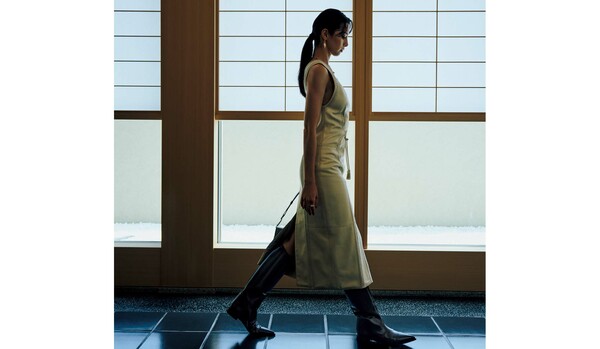 中条あやみさんが纏う、極上ラムスキンドレスの研ぎ澄まされた美──【「エルメス」のレザーと刻む、旅の記憶】