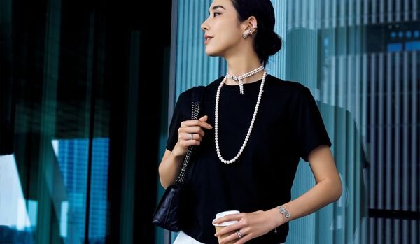 大人の黒Tシャツにはパールが映える！「ミキモト」パールジュエリーで仕上げる【夏の好印象コーデ】
