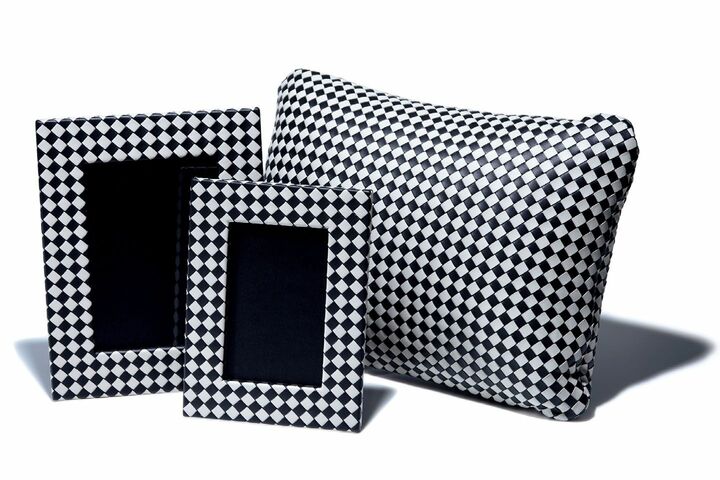 やわらかな手触りと洗練配色が、ラグジュアリーを知る大人好み！ ベッドにもソファにも合う絶妙サイズ。ピロー［縦30×横40cm］￥88,000・モノトーンだから中に入れる写真が映える。フォトフレーム左から／［外寸：縦24.7×横19.6cm　内寸：縦18×横13cm］￥78,000・［外寸：縦20.6×横15.5cm　内寸：縦13.8×横9cm］￥61,000（ボッテガ・ヴェネタ ジャパン）[Precious2019年1月号220ページ] 　