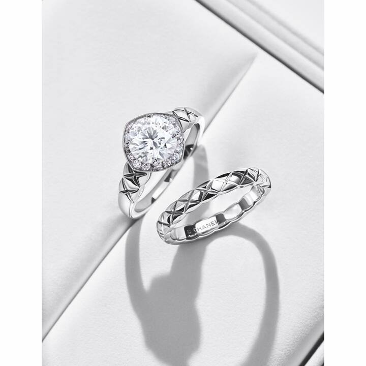 上から／エンゲージメントリング「ココ クラッシュ」￥448,000～[PT×D※センターダイヤモンド0.25ct～]、マリッジリング「ココ クラッシュ」[PT 2.8mm]￥157,000 （ともに税抜）