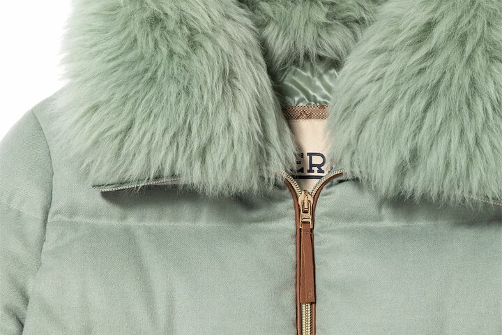 「ヘルノ」のダウンブルゾン