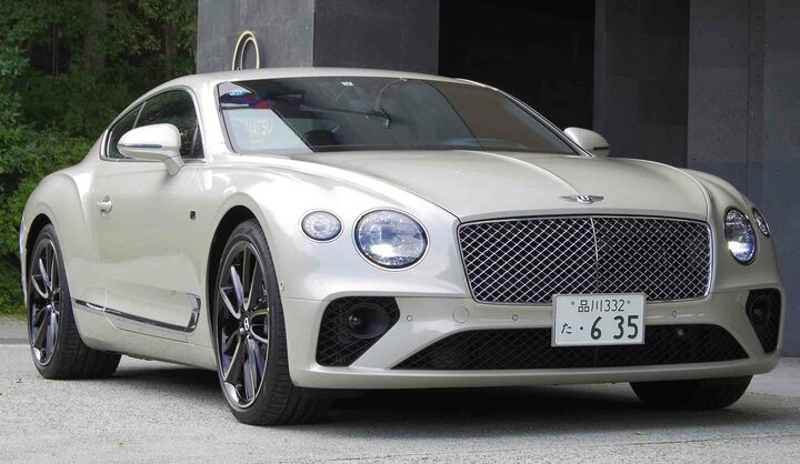 ホイールベースが伸びたことで、エレガントな雰囲気が増した。グレージュ系にも見えるホワイトグレーのボディカラーは紳士だけでなく、淑女にもおすすめだ。