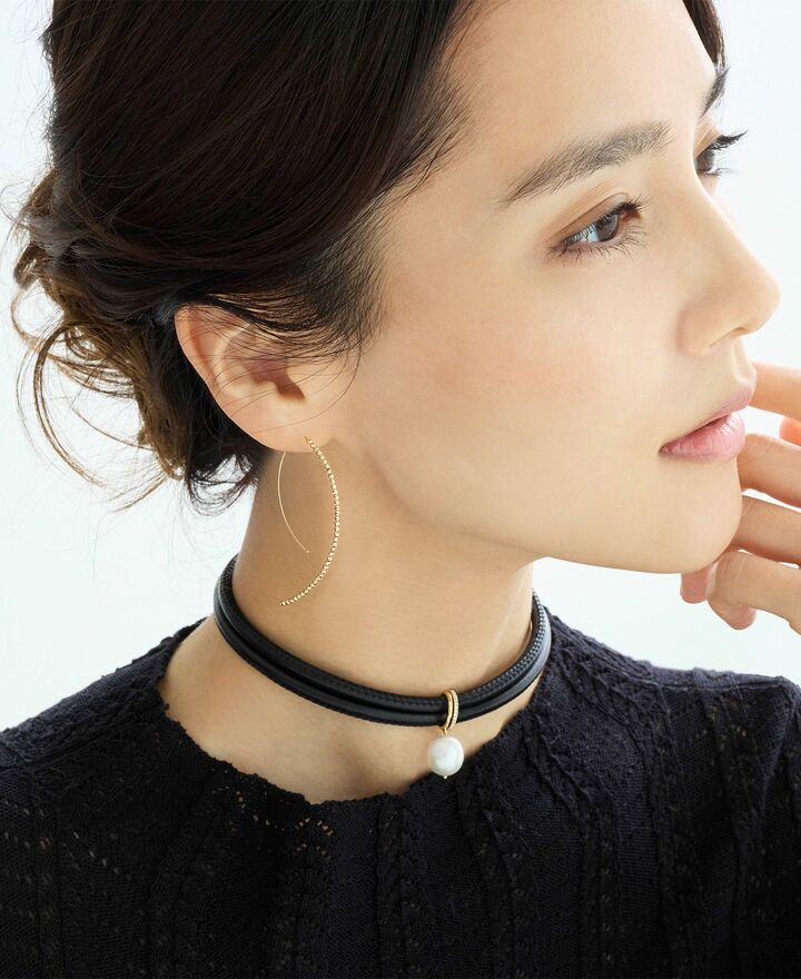 『シーオブビューティ』コレクション ピアス［YG］￥143,000・チョーカー［YG×DIA×パール］￥396,000（リトルリーグ インク〈ミズキ〉）　ニット￥58,300（リトルリーグ インク〈マーレット〉） 