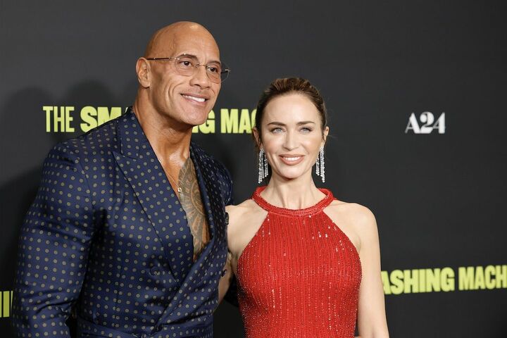 共演のドウェイン・ジョンソンと。