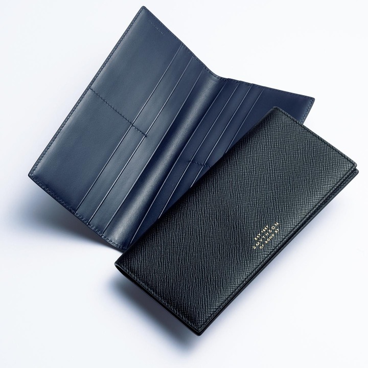 見た目以上の収納力。財布『スリム コート ウォレット』［縦９×横18.5㎝］右から／￥38,000・￥39,000（ヴァルカナイズ・ロンドン〈スマイソン〉）
