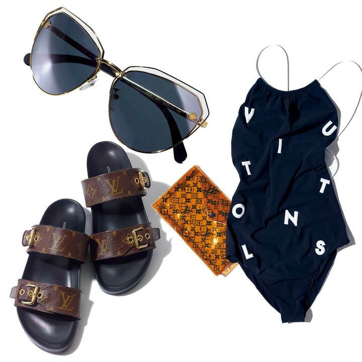 左上／きらりと輝く、繊細なメタルフレームで艶やかな表情に。サングラス￥73,000・左下／足に優しいフッドベッドサンダルは、リラックス旅に欠かせない。サンダル￥95,000［ヒール5㎝］・右／メゾンのアルファベットが映える、爽やかなスイムウエア。ボディラインを美しく見せるワンピースの背中部分には、大胆なカッティングが施されて。水着［ケース付き］￥97,000（ルイ・ヴィトン）