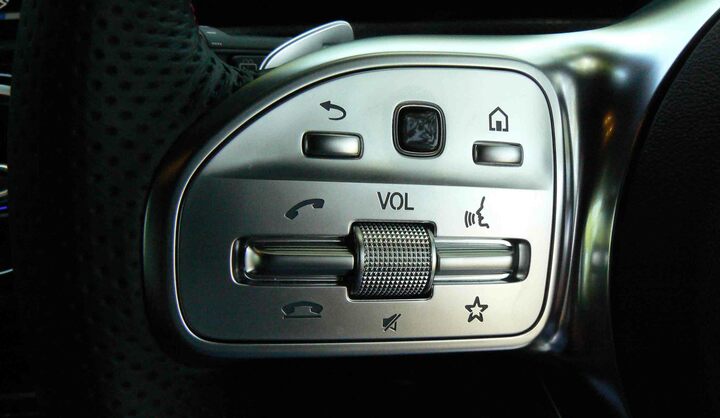 MBUXはステアリング上のボタンを押して話しかけるだけでOK。