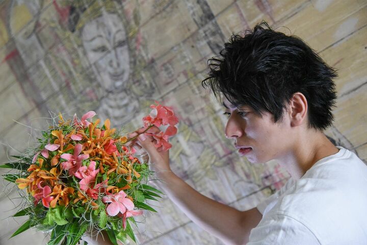フラワーデザイナーの佐藤俊輔氏によるお花のライブアレンジメント