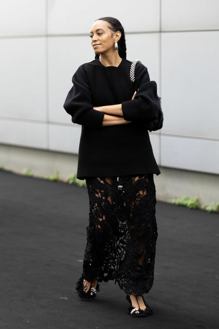 ファーソールやビジューがアクセントのサンダルは、これからの季節には靴下を合わせても素敵。