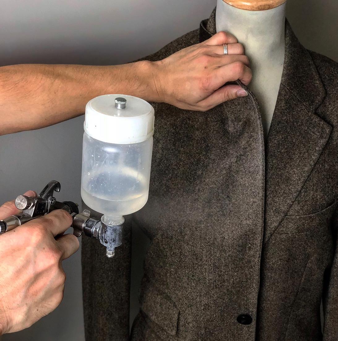 熟練の技術者の手で丁寧に施される撥水・耐摩耗の加工は、エアスプレーで微粒子を吹き付けてコーティング。夏物でも冬物でも、素材を選ばずに機能を付 加できる。