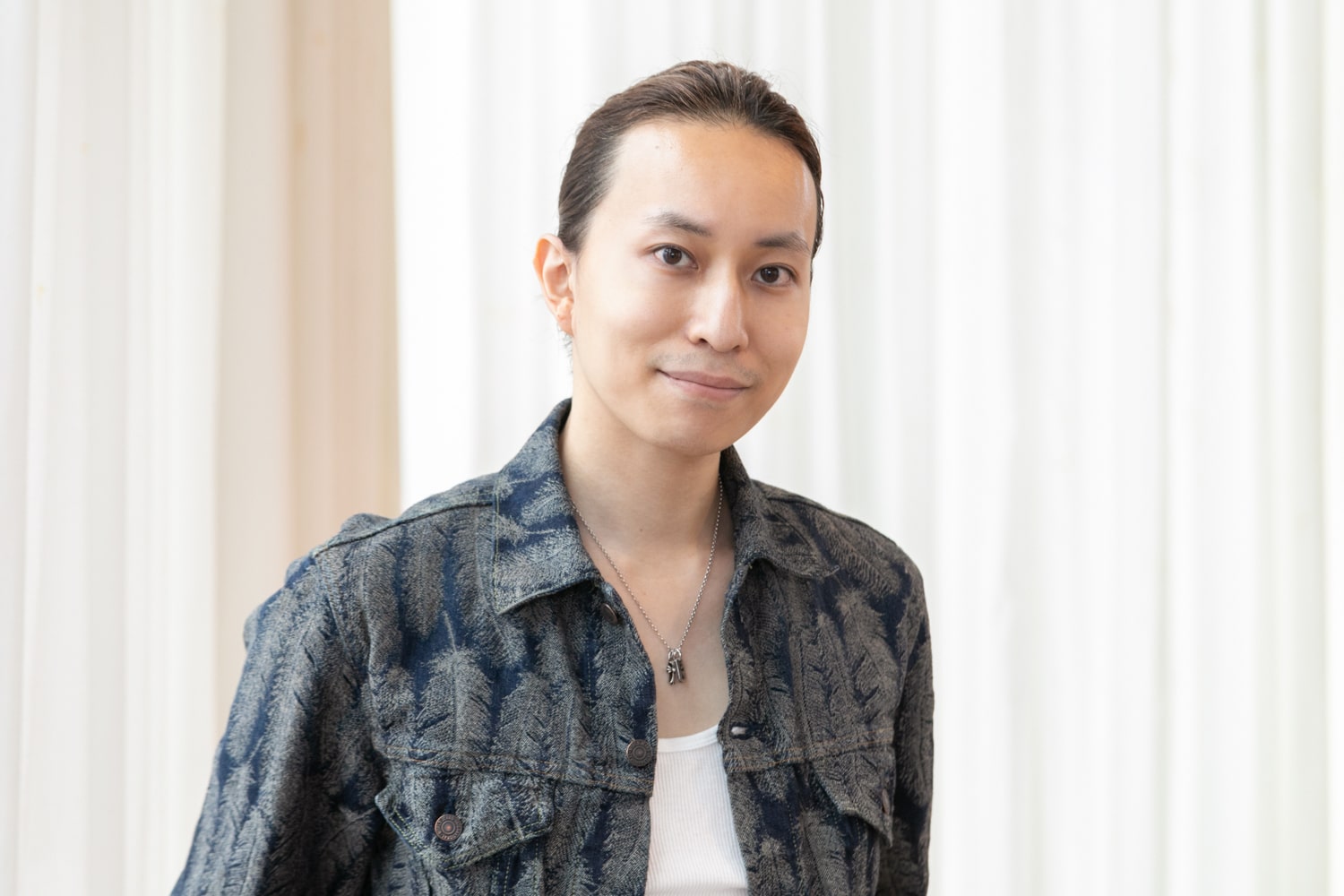MINX 銀座二丁目店 ディレクター/代表・木俣 翔さん。趣味は、シャンプーやトリートメント、スキンケアなどの美容グッズを試して比べること。「エイジング毛でブリーチもしているので、より髪のダメージをケアできるアイテムを探し中。最近のイチオシは、デラクシオ カクテルアシッドという髪のトリートメントローション。気になる方は、ぜひ聞いてください!」Instagramアカウント@minx_kimata
