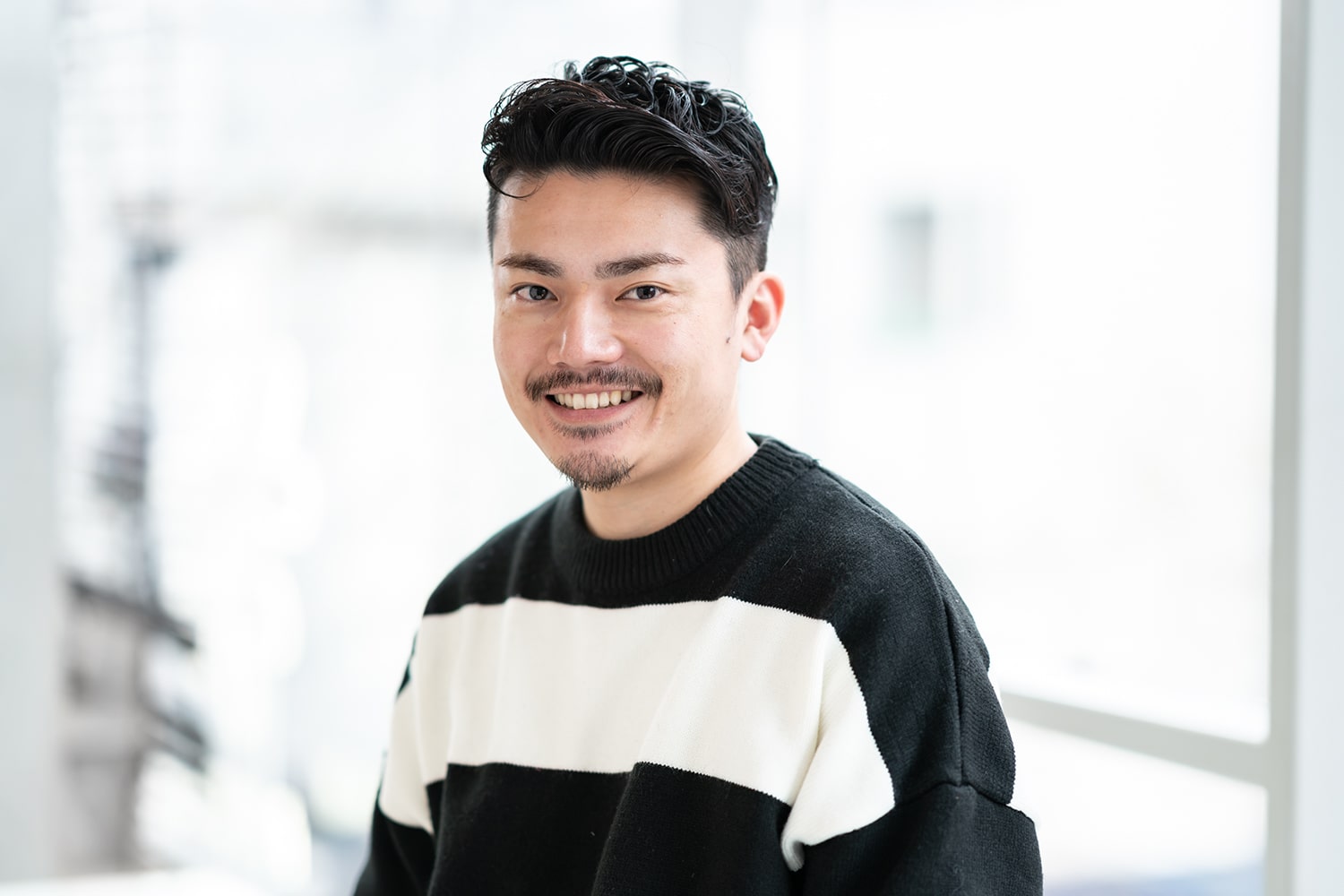 ABBEY2スタイリスト・松本颯太さん。ダイエットのためにパーソナルジムに通っているのだそう。「2週間に1回しか行けてないんですけどね。これからきちんと通って、夏に行く社員旅行(ハワイ)までに、腹筋をバキバキに割りたいと思います(笑)」