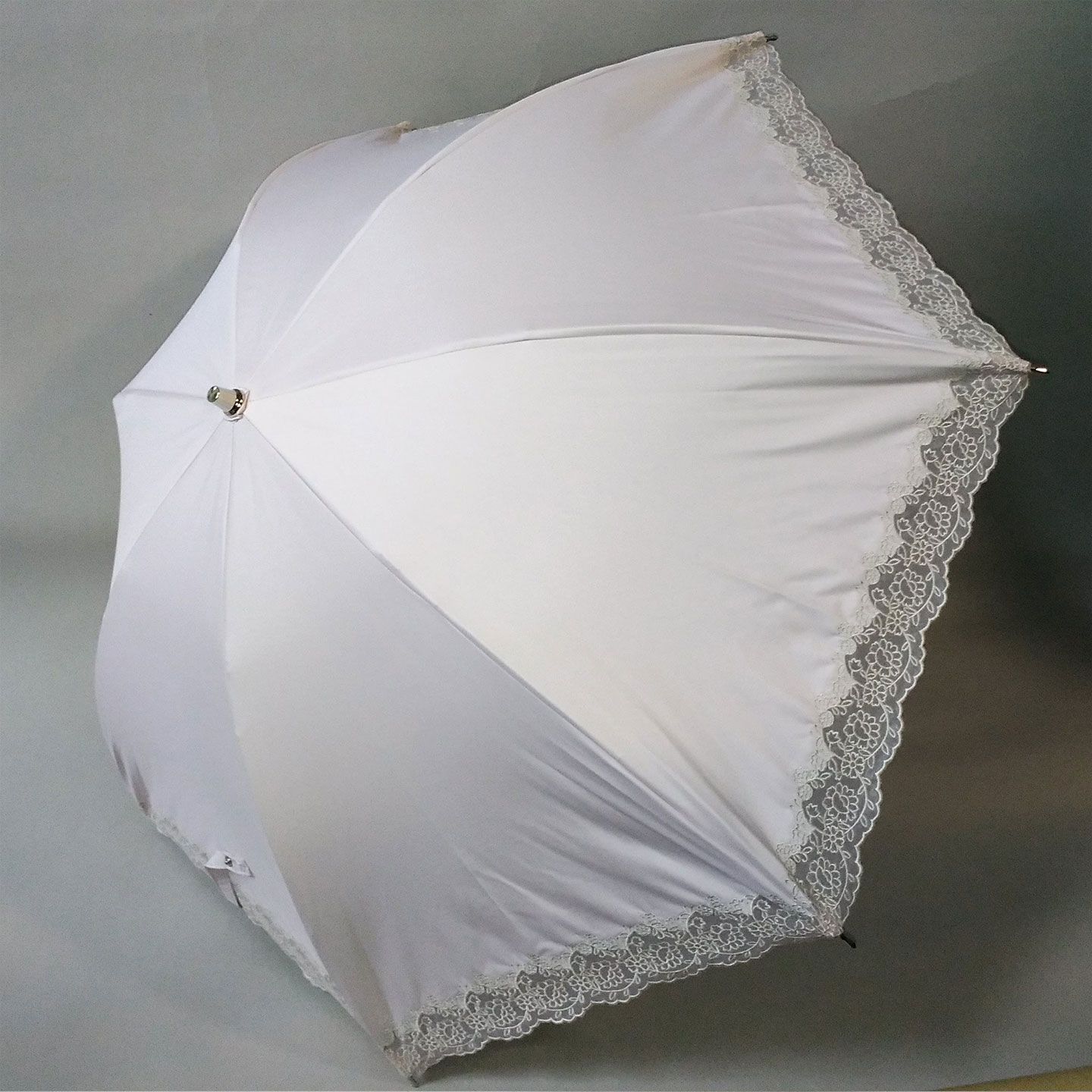 ショート晴雨兼用傘(Nina Ricci)¥13,000(税抜)
本体部分ポリエステル100% 刺しゅう部分ポリエステル100% 遮光、遮熱、UVカット効果の高い素材を使用しています。遮熱効果の高さは特に抜群。