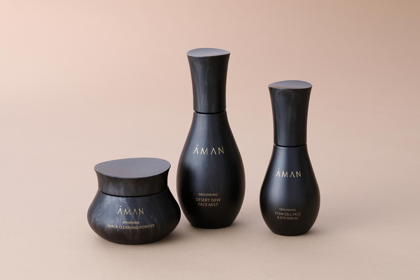 左から/マカ、アメジスト、アンバー配合で大気汚染の影響を受けた肌を優しく癒す。アマン グラウンディング クレンジングパウダー 100g ¥14,000、抗菌・抗ウィルス作用があり、肌を引き締めながら細胞の再生を促す。同 フェイス ミスト 100ml ¥14,000、チュベローズ&アルガン幹細胞配合。小ジワだけでなくシミやくすみにも。同 フェイス アンド アイクリーム 50ml ¥15,000