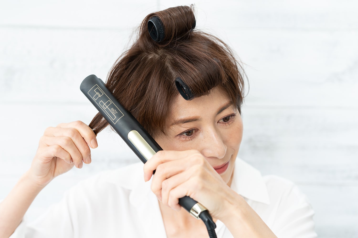 サイドが張ると頭でっかちに見えるので、ボリュームを抑える。抑えることでトップのボリュームを際立たせる効果も。