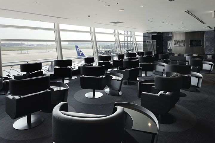 黒い革張りのソファーが配置されたANA「ANA SUITE LOUNGE」