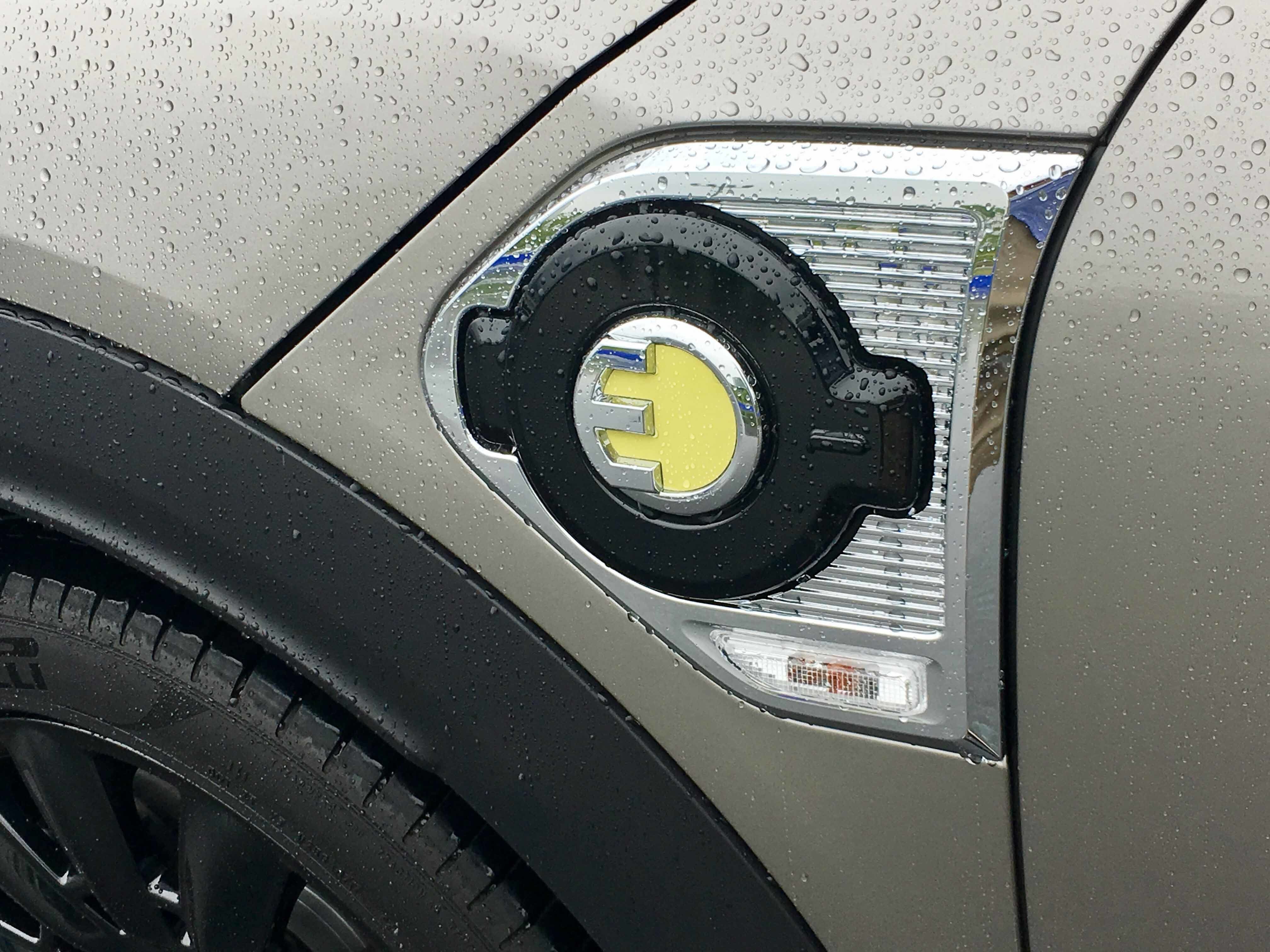 車体左前方に外部充電用ソケットが付く。充電にかかる時間は、200Vソケットで約3時間。