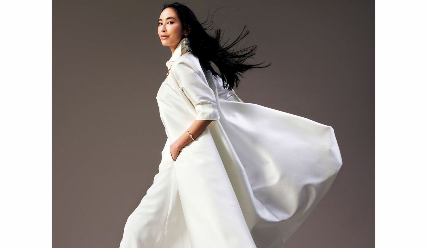 白いシャツドレスを纏ったモデルの立野リカさん