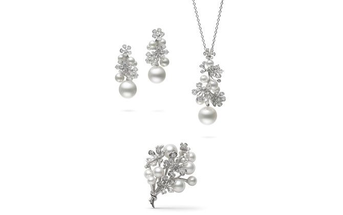 MIKIMOTO BLOOM Collection［ホワイトゴールド×ダイヤモンド×パール］イヤリング￥1,100,000・ペンダント￥850,000・ブローチ￥650,000（すべて税抜）