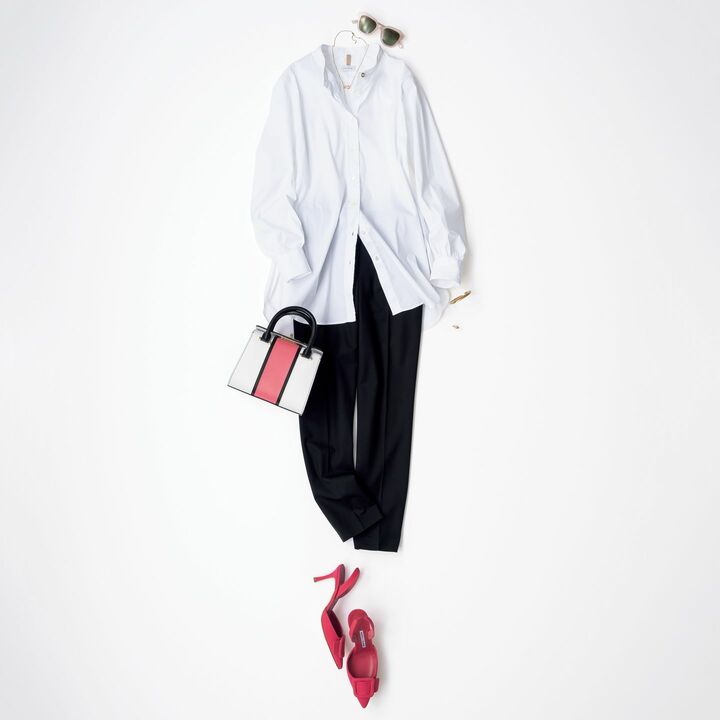 コットンのバンドカラーシャツ￥31,000（トレメッツォ〈バグッタ〉）　パンツ￥28,000（Theory）　サングラス￥45,000（グローブスペックス エージェント〈アーレム〉）　ネックレス￥315,000・バングル￥761,000・リング￥184,000（フレッド）　バッグ￥267,000（セラピアン 阪急うめだ本店）　靴￥112,000［表参道店限定］（ブルーベル・ジャパン〈マノロ ブラニク〉）