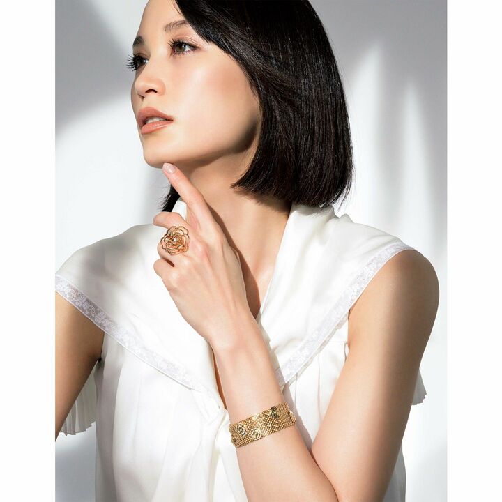 リング￥1,035,000［イエローゴールド ×ダイヤモンド］・カフブレスレット￥2,622,000［イエローゴールド×ダイヤモンド］・ブラウス／参考商品（シャネル）　[Precious2019年5月号54ページ]