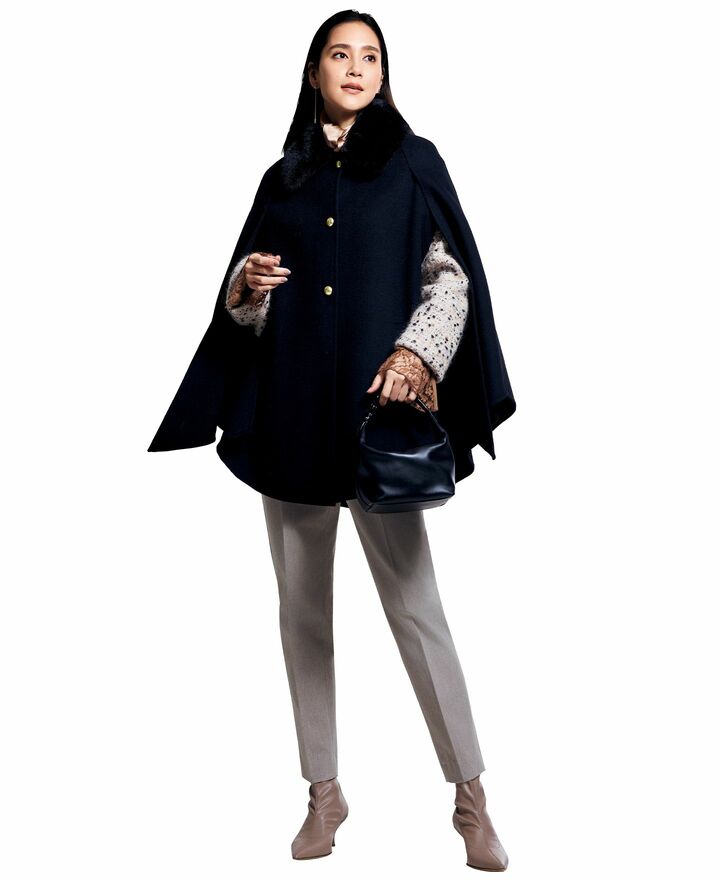 シンプルエレガンス派のレイヤードスタイルを着用したモデルのAtsukoさん