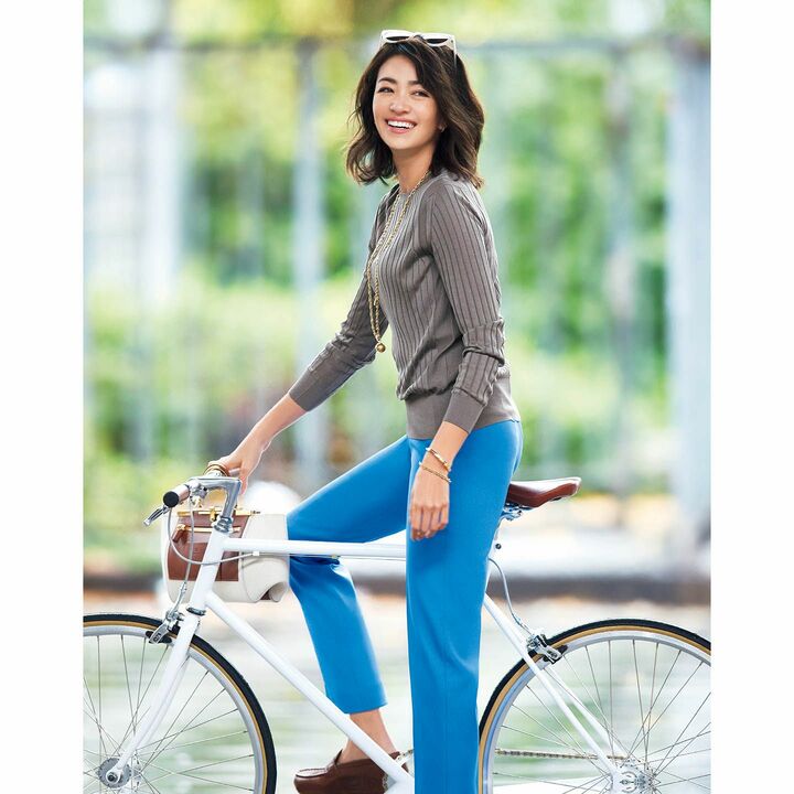 パンツ￥18,000（ユナイテッドアローズ 六本木ヒルズ店〈ユナイテッドアローズ〉）、ニット￥30,000（スローン〈スローン〉）、サングラス￥28,000（アイヴァン PR〈アイヴァン〉）、ピアス￥365,000・ネックレス￥1,850,000・バングル［上］￥1,040,000・ブレスレット［下］￥390,000（ティファニー・アンド・カンパニー・ジャパン・インク〈ティファニー〉）、バッグ￥128,000（カオス丸の内〈ザンチェッティ〉）、靴￥100,000（J.M. WESTON 青山店）