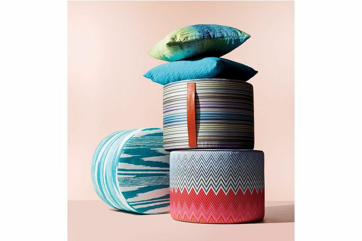 上から クッション［H40×W40㎝］¥35,000・¥20,000、スツー ル［W41×H29㎝］¥70,000・¥75,000・（左奥）¥75,000（ミッソーニ 表参道店）