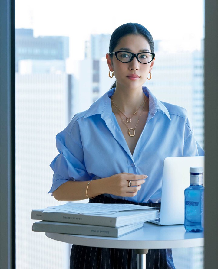 ティファニーのジュエリーを着用したモデルの大塚まゆかさん