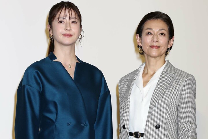 プレミアムドラマ『対決』に出演する松本若菜さんと鈴木保奈美さん