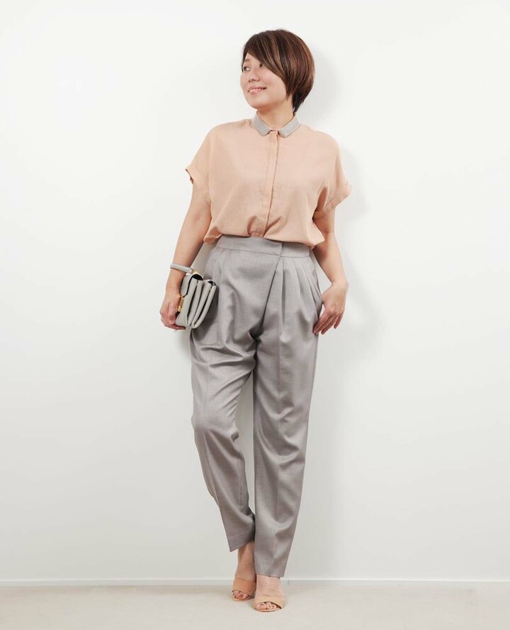 コーラルピンクを取り入れたコーディネートをまとったスタイリストの望月律子さん