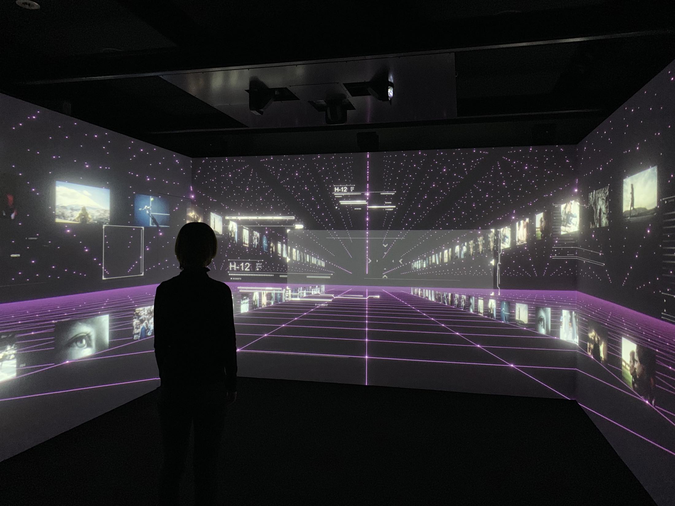 迫りくる壁、どこまでも果てしなく続く無限の空間をさまよいながら、新コレクションの世界を体感できる