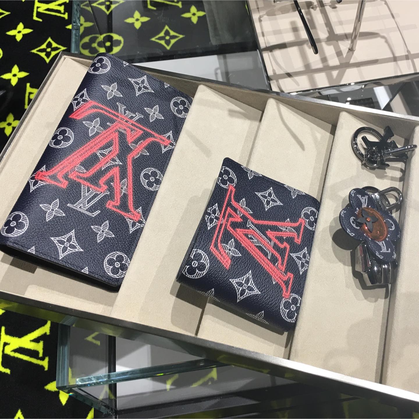 定番の財布やキーホルダーにも、逆さまになった大きなLVロゴが印象的にあしらわれています