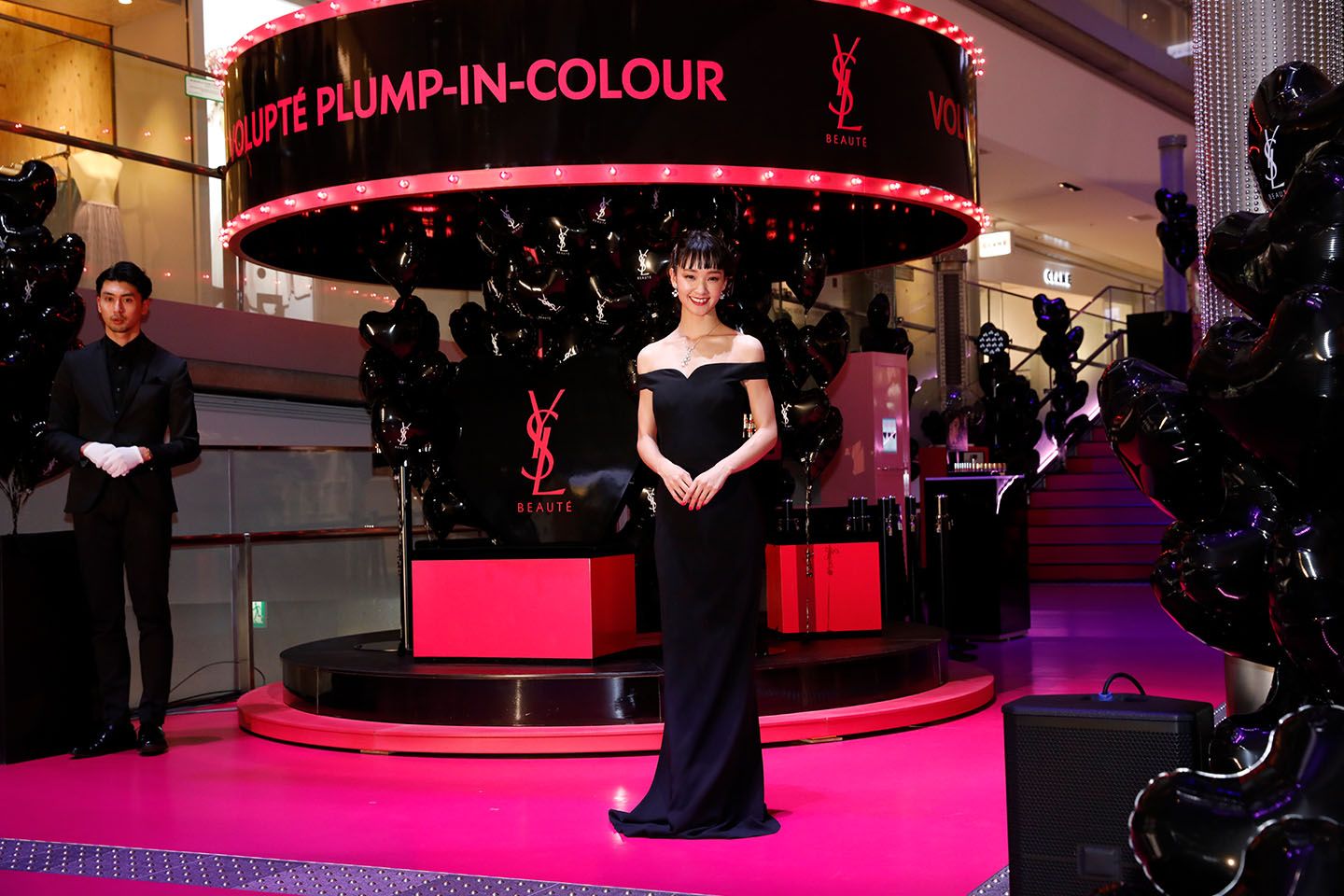 シンプルな黒いドレスがよくお似合いの剛力さん。