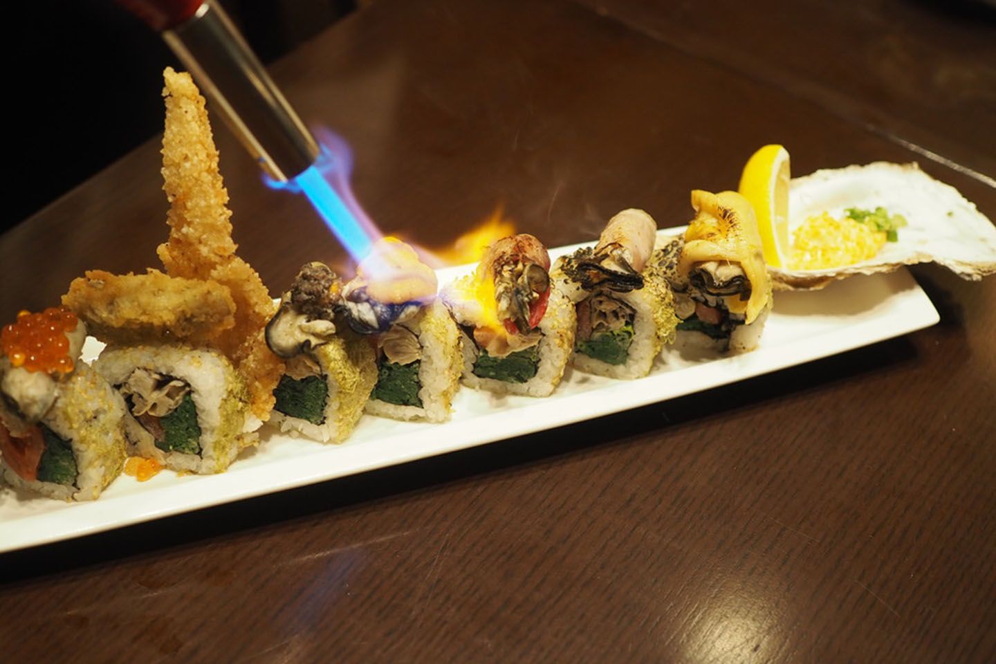 “炙り”牡蠣sushiロール(¥1,800)の仕上げは炙って!