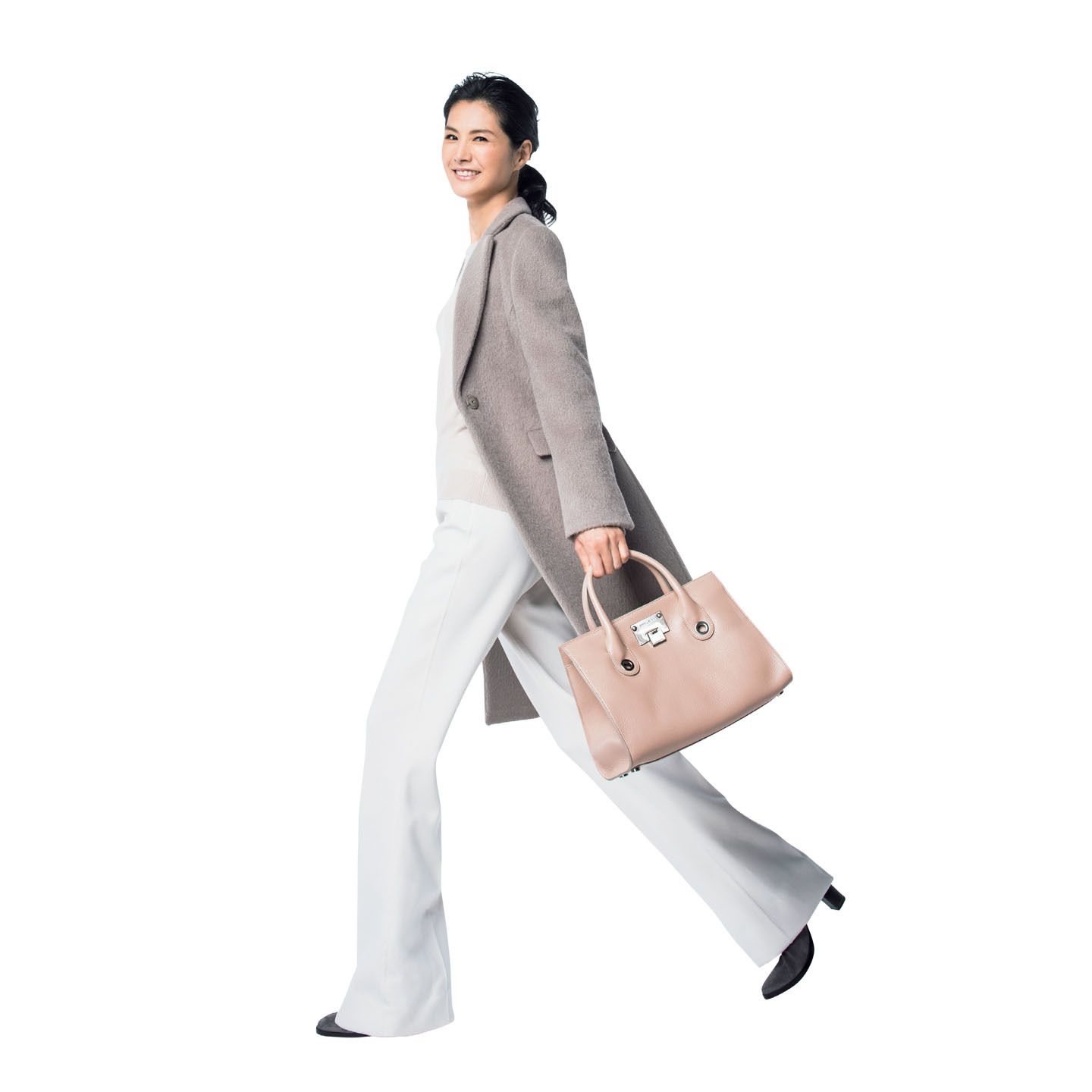 コート(ストラスブルゴ〈ハイアリン〉)、ニット、パンツ(Theory)、バッグ、靴(JIMMY CHOO)