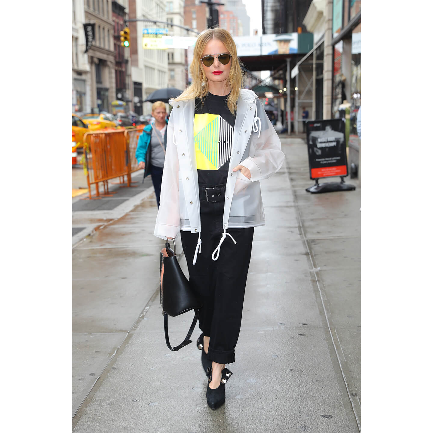 半透明のPVCアウターを着たKate Bosworth(ケイト・ボスワース)氏