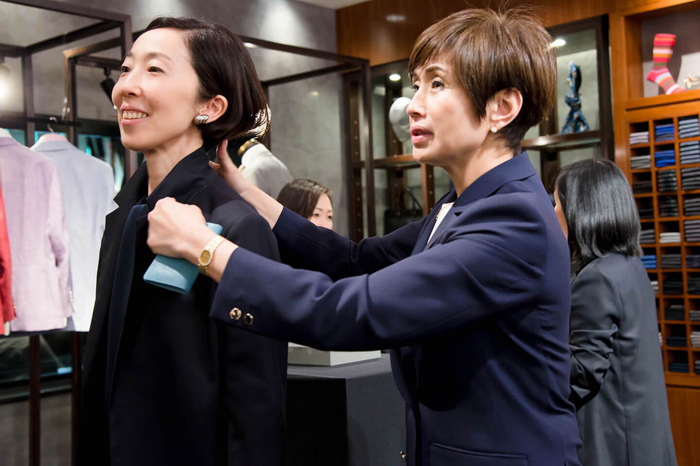 ショートヘアで首がすっきり長い方は、襟を立てるとよりモードな印象
