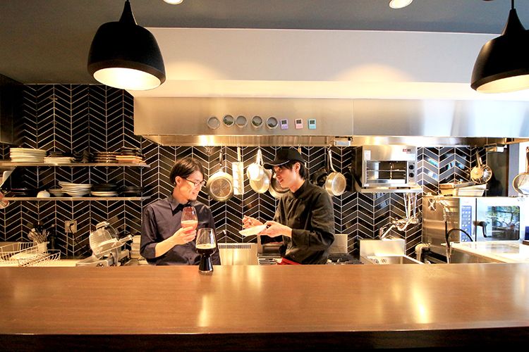 新しい料理とクラフトビールのペアリングを検討するオーナーの中野さん(右)と川崎さん(左)
